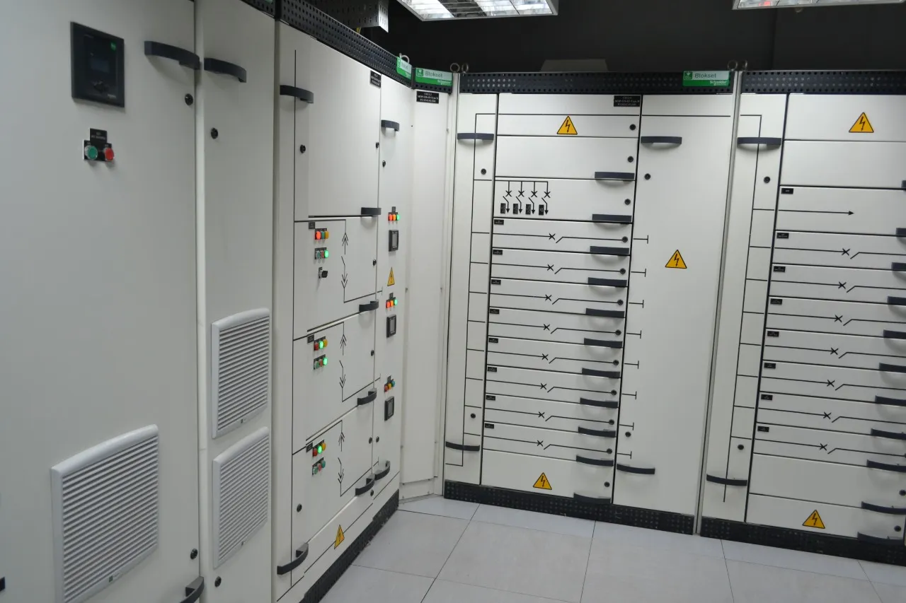 غرفة التحكم الخاصة بنظم الإشارات الحديثة