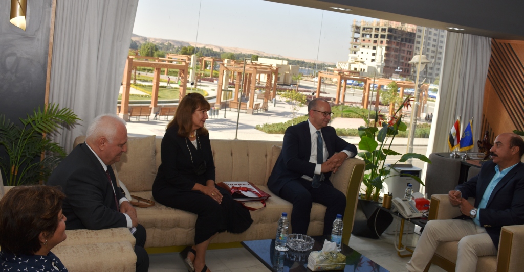 لقاء محافظ أسوان مع السفير الكندى