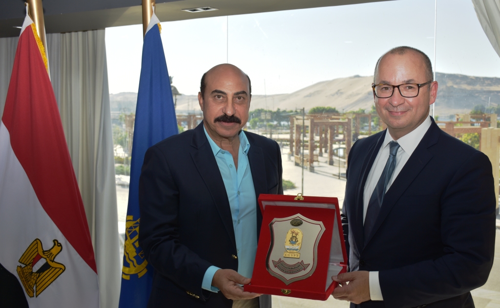 لقاء محافظ أسوان مع السفير الكندى