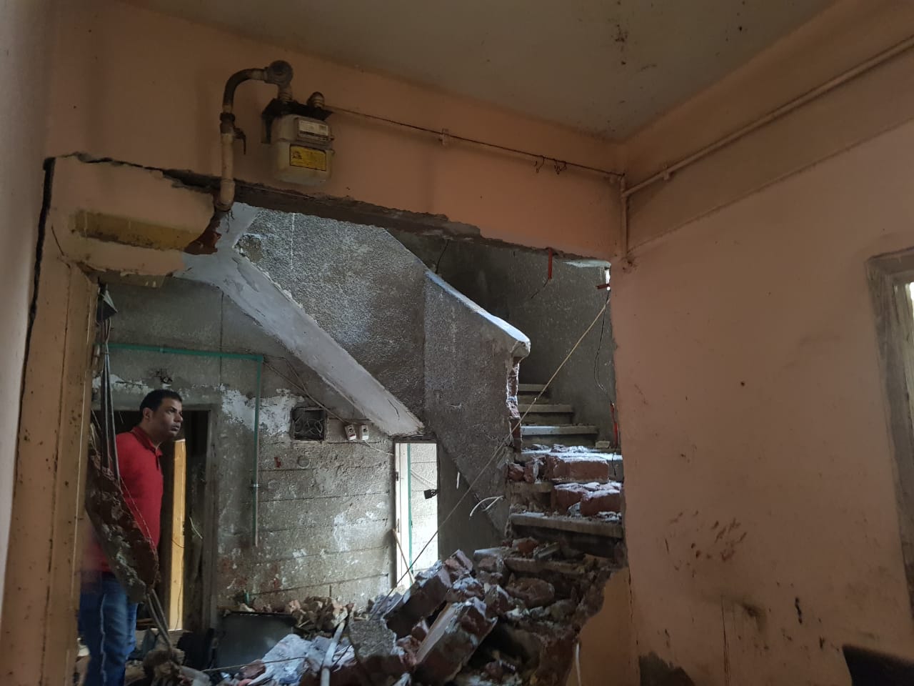 جانب من موقع انهيار عقار 