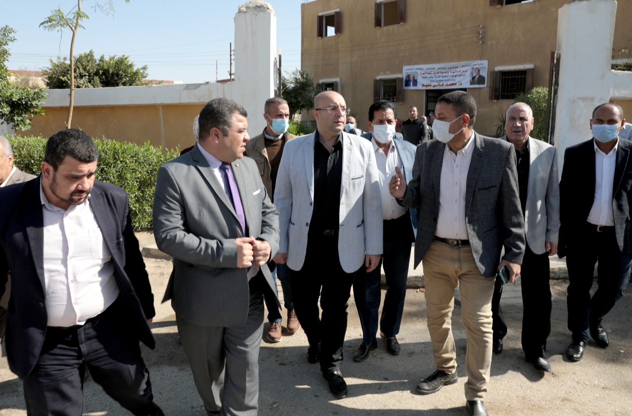 محافظ بني سويف يزور قرية بياض (1)