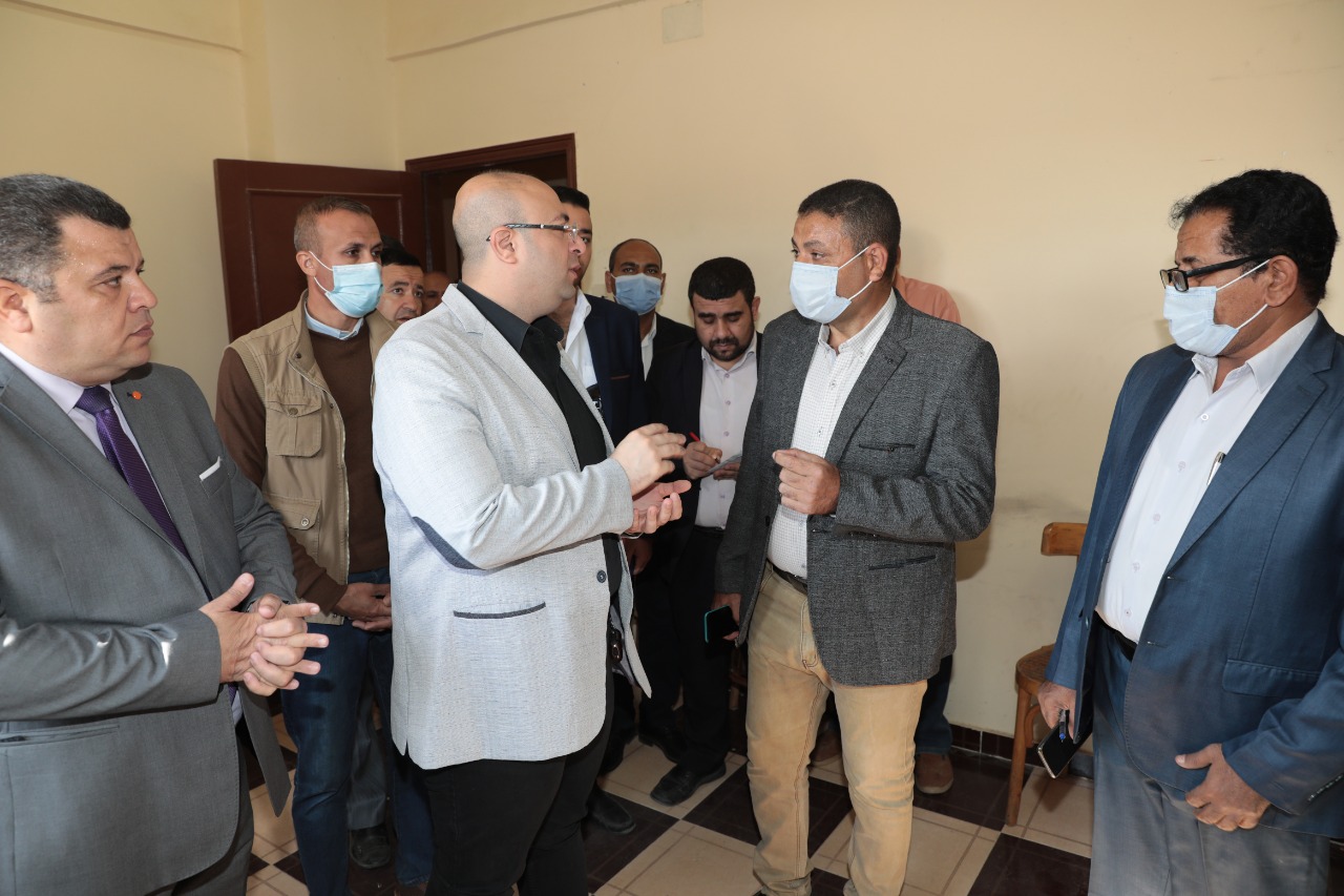 محافظ بني سويف يزور قرية بياض (4)