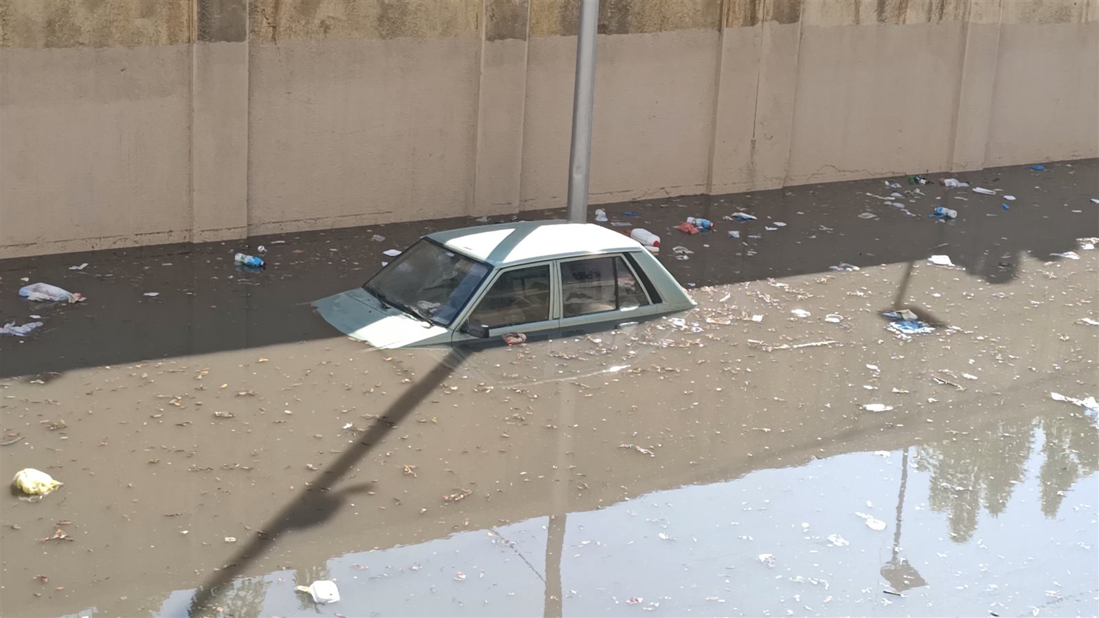 سيارة غارقة بمياه الأمطار
