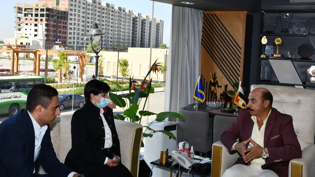 وفد مؤسسة مكسيم الخيرية الخدمية مع محافظ أسوان 