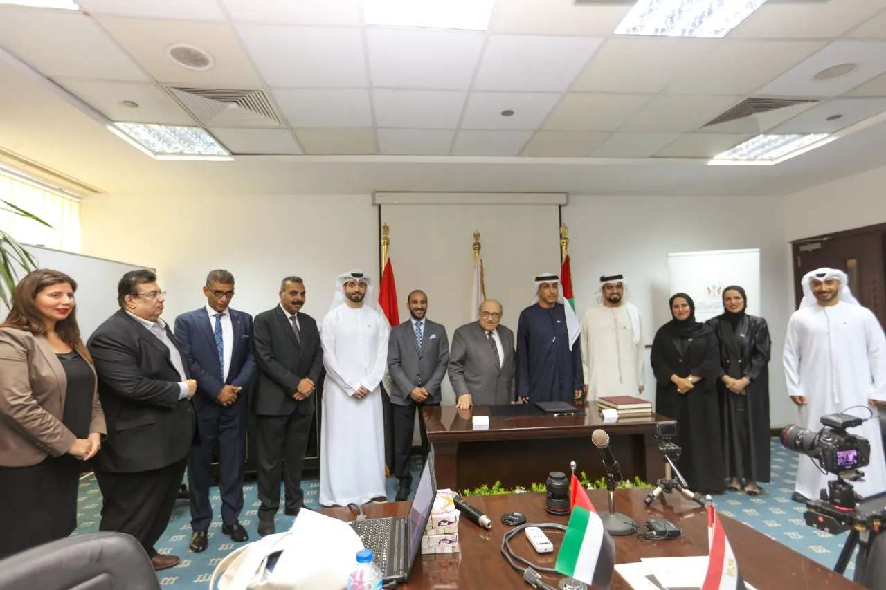 جانب من التوقيع 