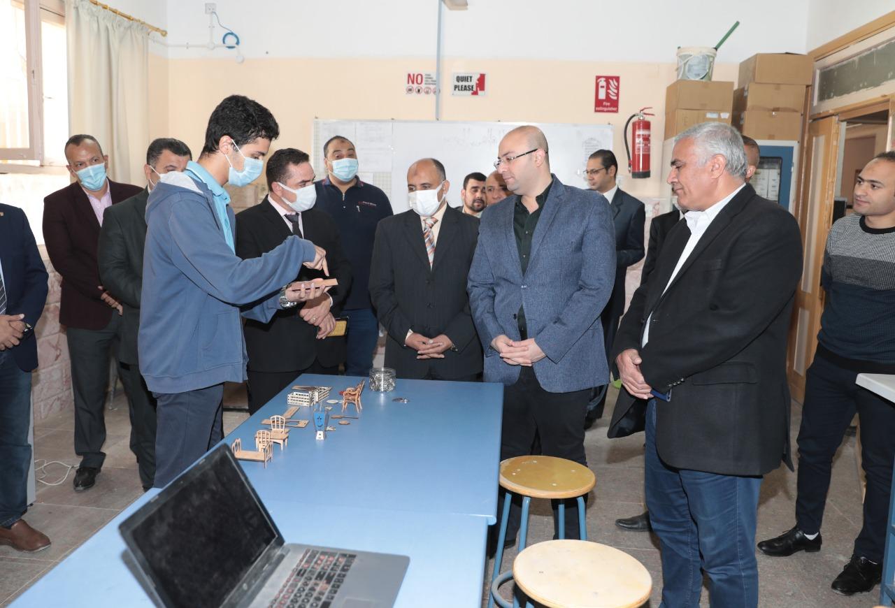 محافظ بني سويف يزور مدرسة المتفوقين (1)