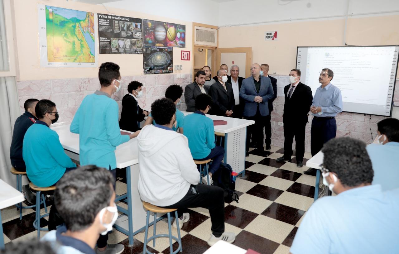 محافظ بني سويف يزور مدرسة المتفوقين (7)