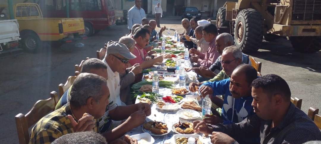 رئيس مدينة سفاجا يشارك عمال الوحدة المحلية الإفطار الجماعى