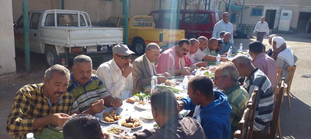 إفطار جماعى لموظفي الحملة الميكانيكية ورئيس المدينة