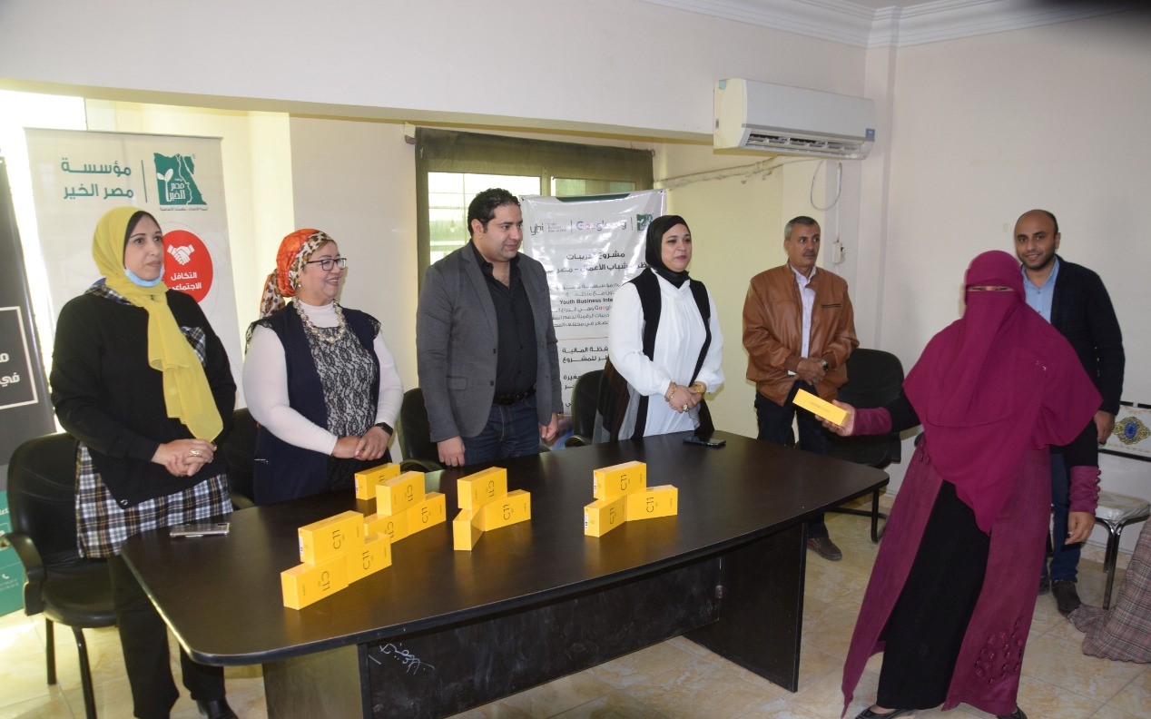 تسليم هواتف ذكية لـ40 سيدة ببني سويف (1)