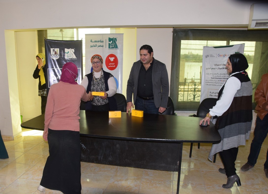 تسليم هواتف ذكية لـ40 سيدة ببني سويف (2)