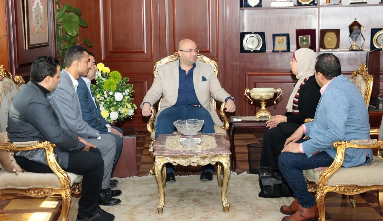 محافظ بني سويف يلتقي وفداً من وزارة الشباب والرياضة  (1)