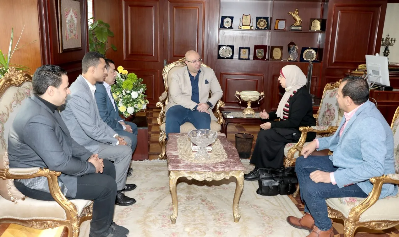 محافظ بني سويف يلتقي وفداً من وزارة الشباب والرياضة  (2)