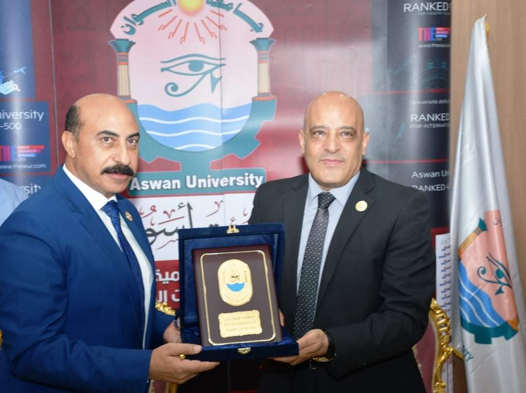 محافظ أسوان يهنئ أيمن عثمان على رئاسة الجامعة
