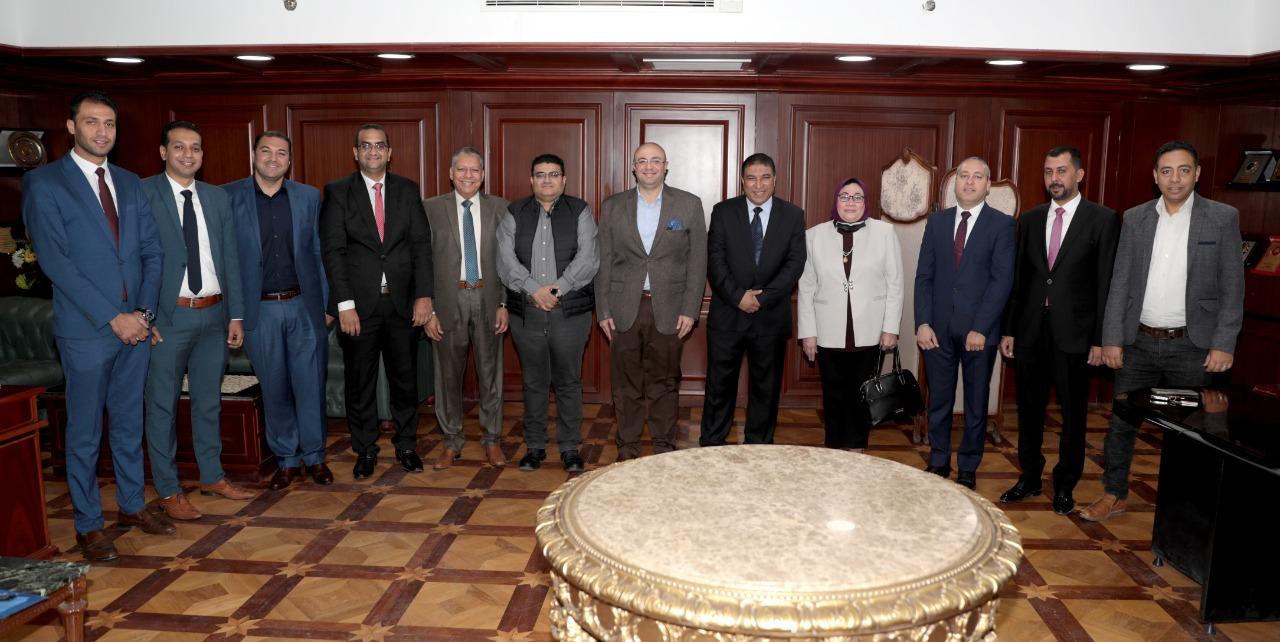 محافظ بني سويف يستقبل مجلس الإدارة الجديد للنادي الرياضي  (1)