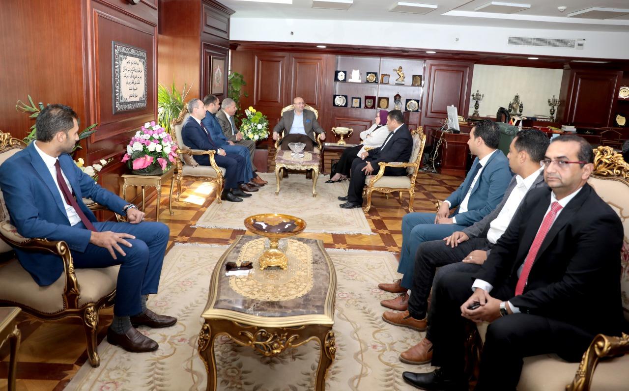 محافظ بني سويف يستقبل مجلس الإدارة الجديد للنادي الرياضي  (2)