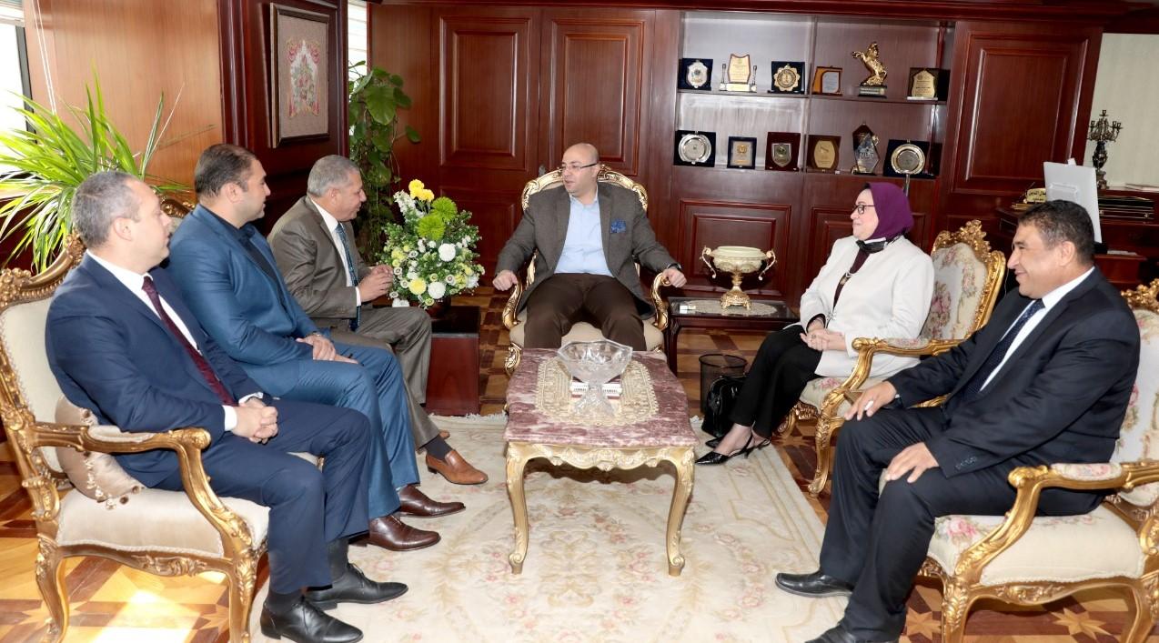 محافظ بني سويف يستقبل مجلس الإدارة الجديد للنادي الرياضي  (3)