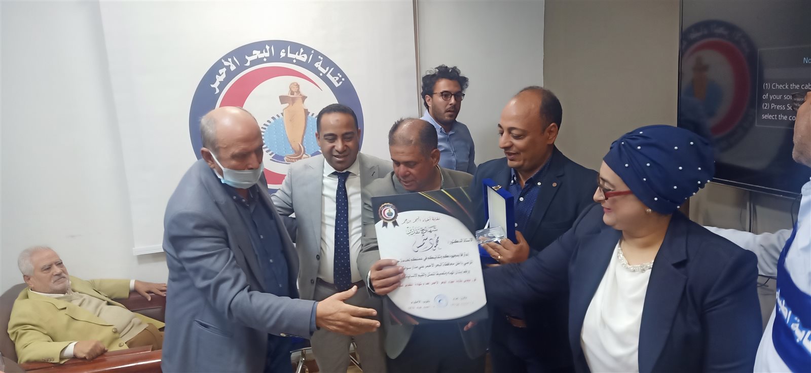 نقابة الأطباء بالبحر الأحمر تكرم أعضائها المحالين للمعاش 
