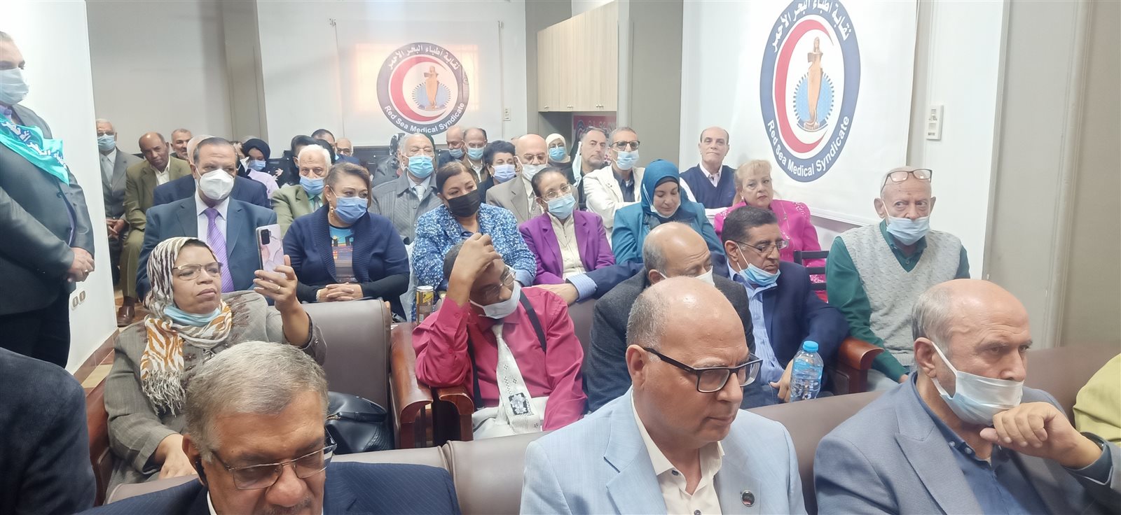 نقابة الأطباء بالبحر الأحمر تكرم أعضائها المحالين للمعاش 