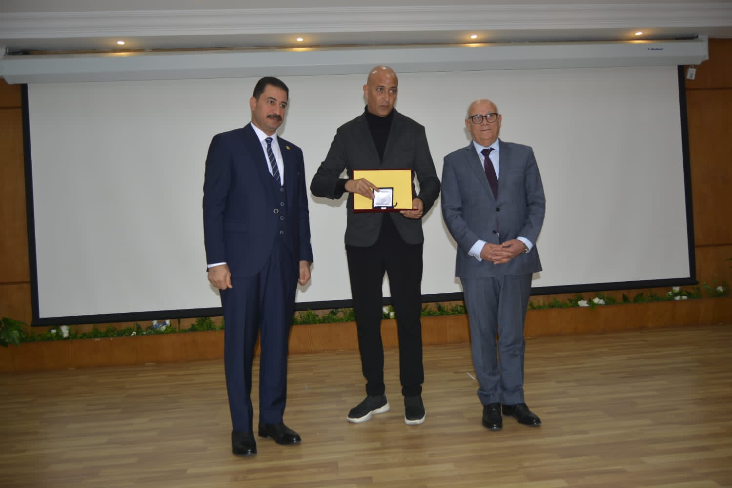 محافظ بورسعيد يكرم العناصر المتميزة فى مختلف المؤسسات