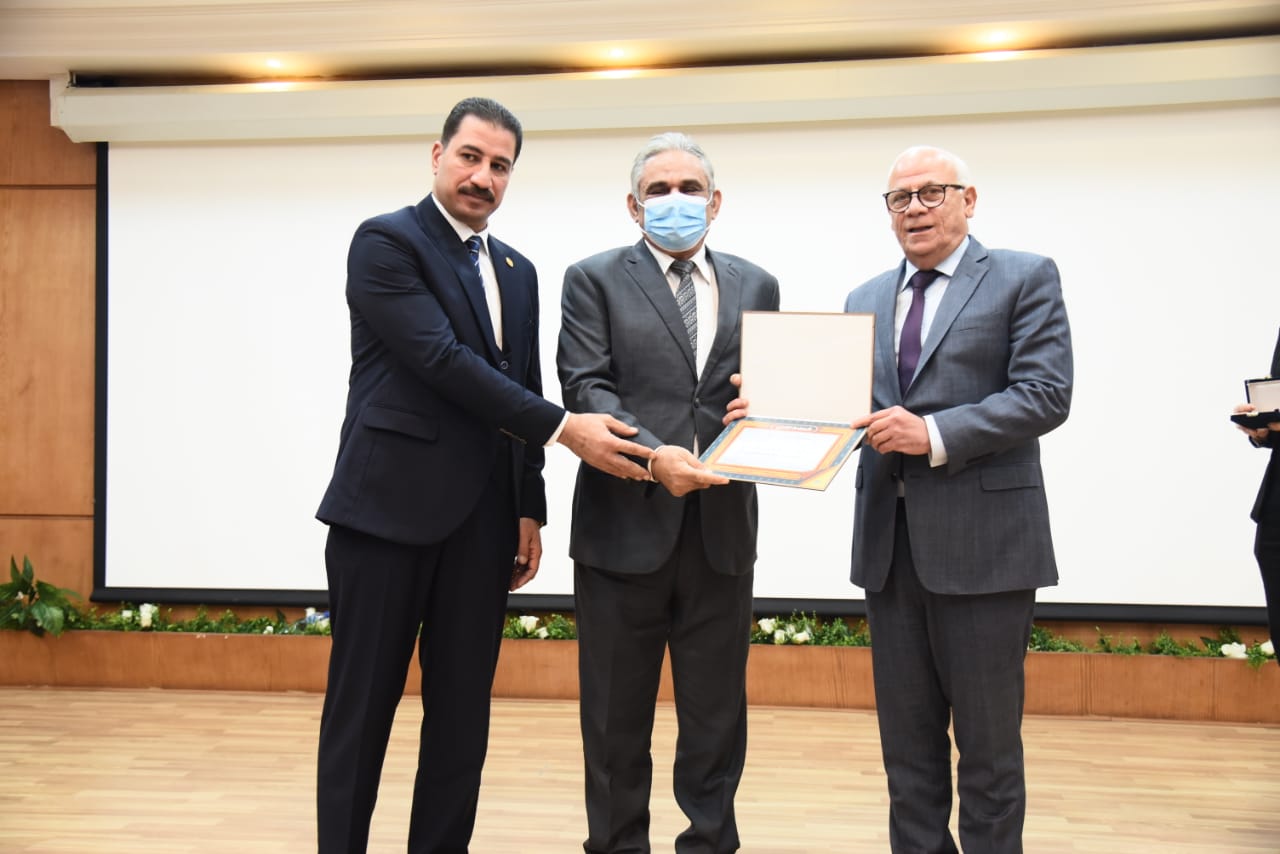 محافظ بورسعيد يكرم العناصر المتميزة فى مختلف المؤسسات