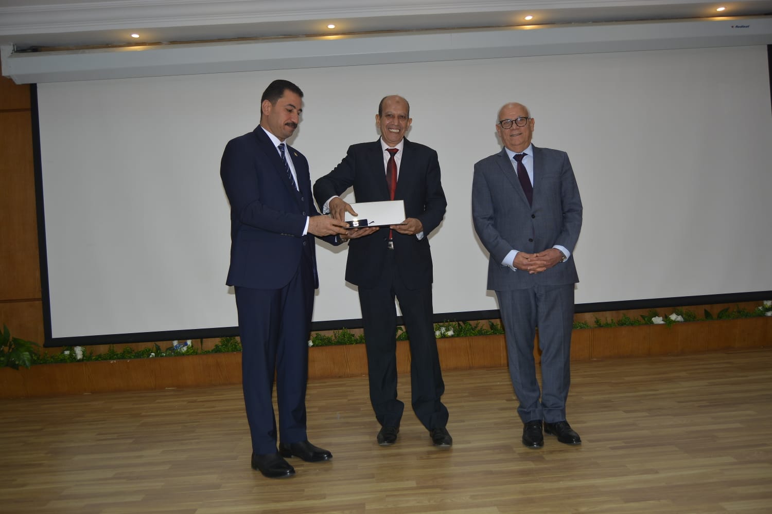 محافظ بورسعيد يكرم العناصر المتميزة فى مختلف المؤسسات