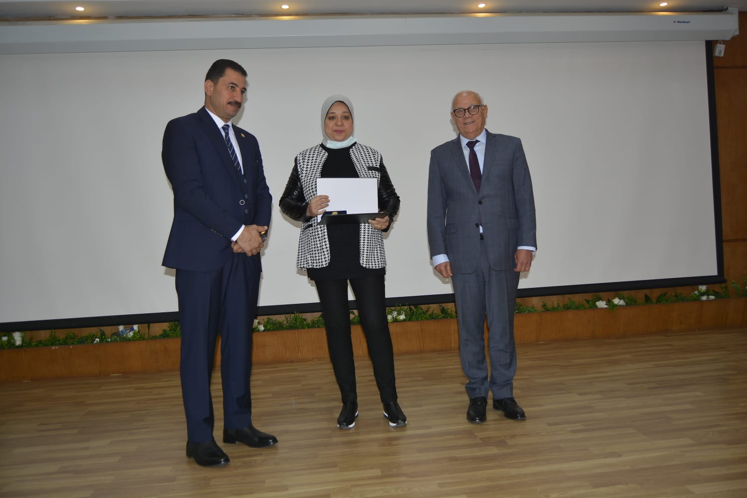 محافظ بورسعيد يكرم العناصر المتميزة فى مختلف المؤسسات