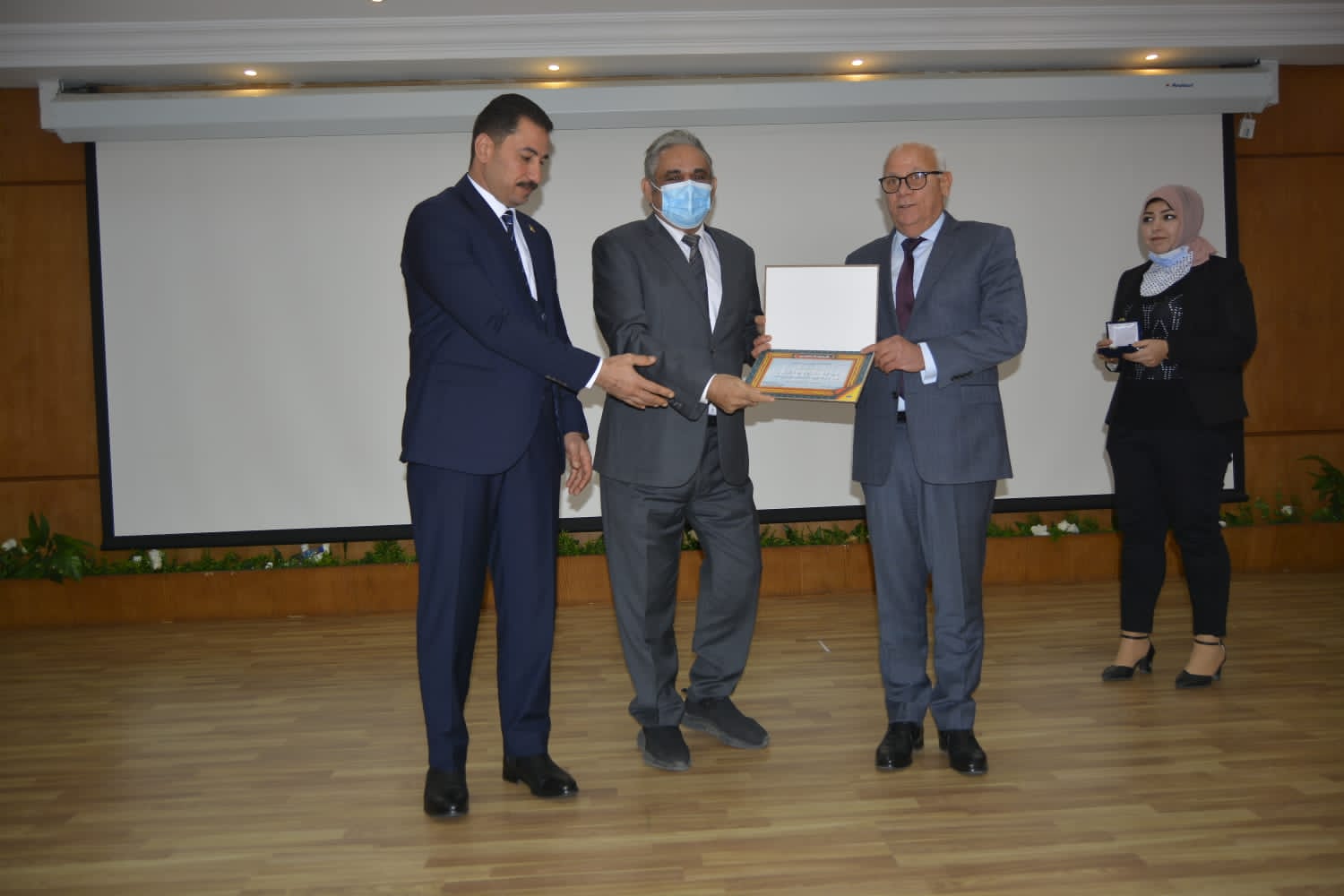 محافظ بورسعيد يكرم العناصر المتميزة فى مختلف المؤسسات