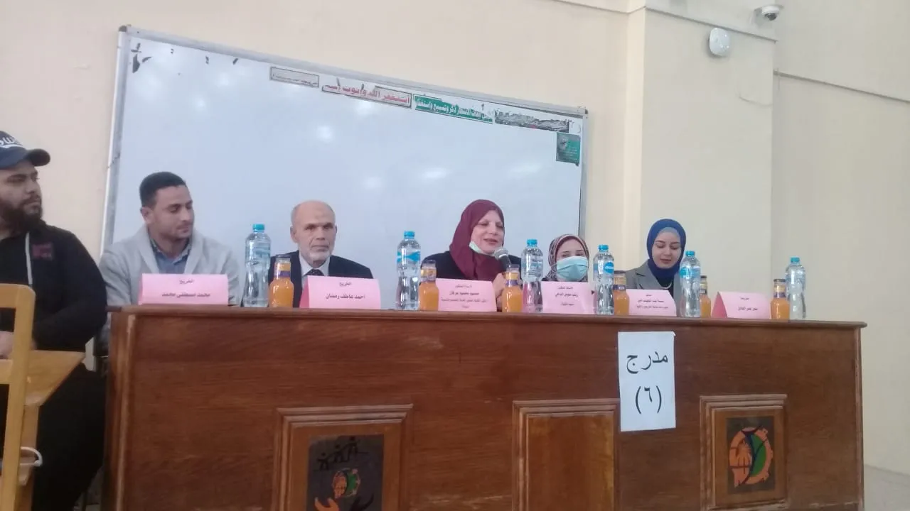 جانب من الندوة 