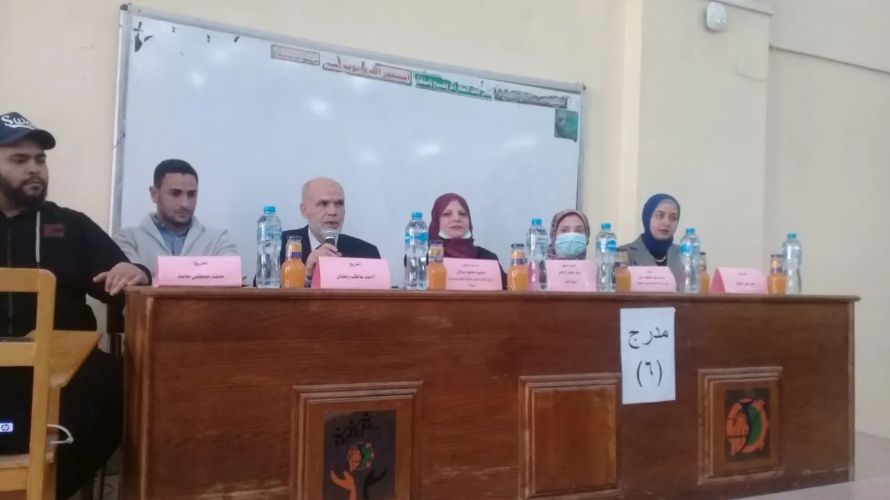 جانب من الندوة 