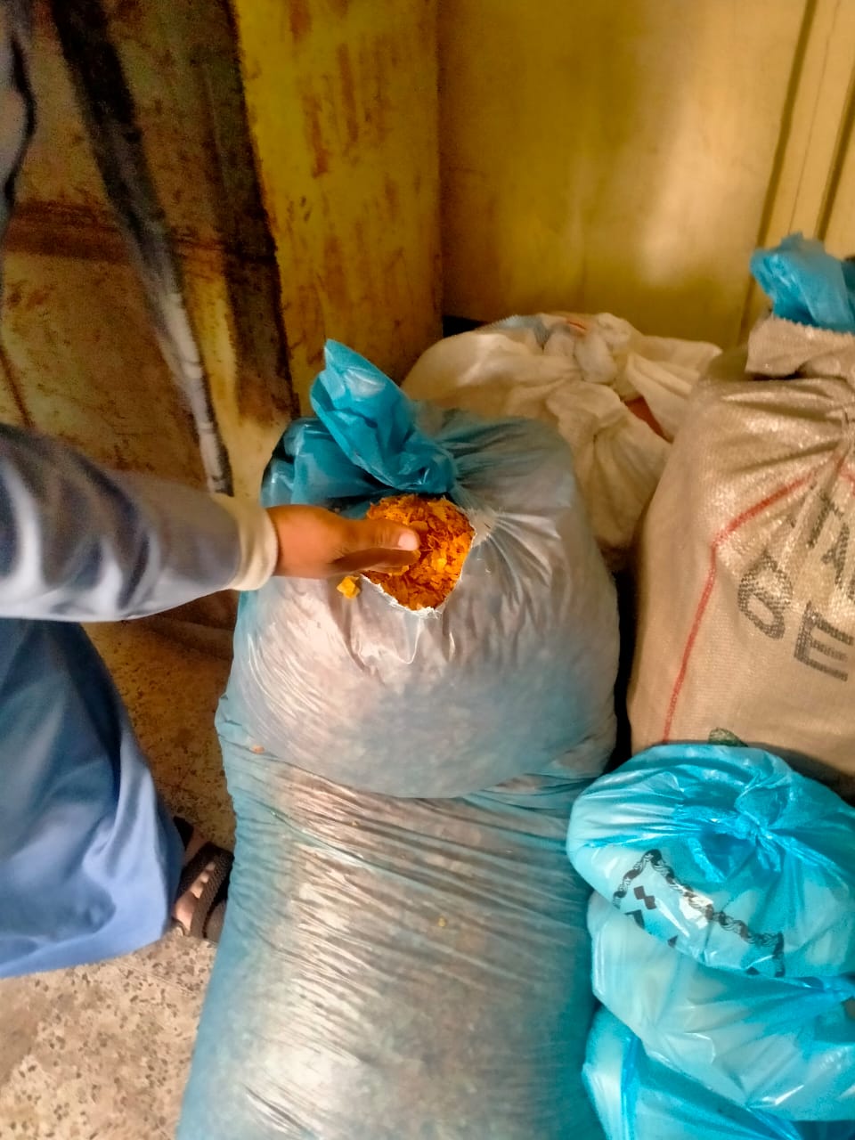 ضبط مخلفات شيبسي وباتيه منتهي الصلاحية أمام مدرسة في إهناسيا ببني سويف (1)