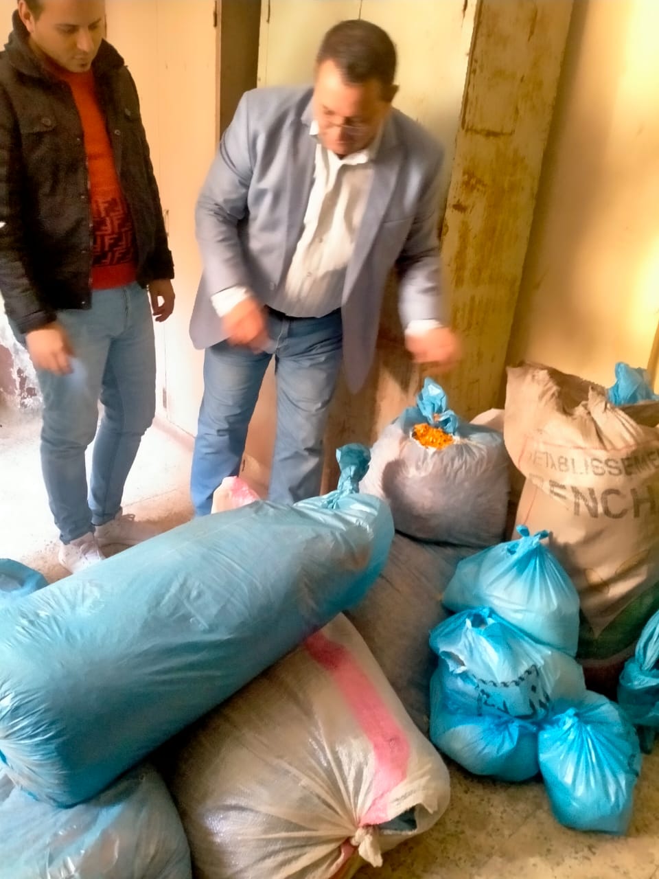 ضبط مخلفات شيبسي وباتيه منتهي الصلاحية أمام مدرسة في إهناسيا ببني سويف (2)