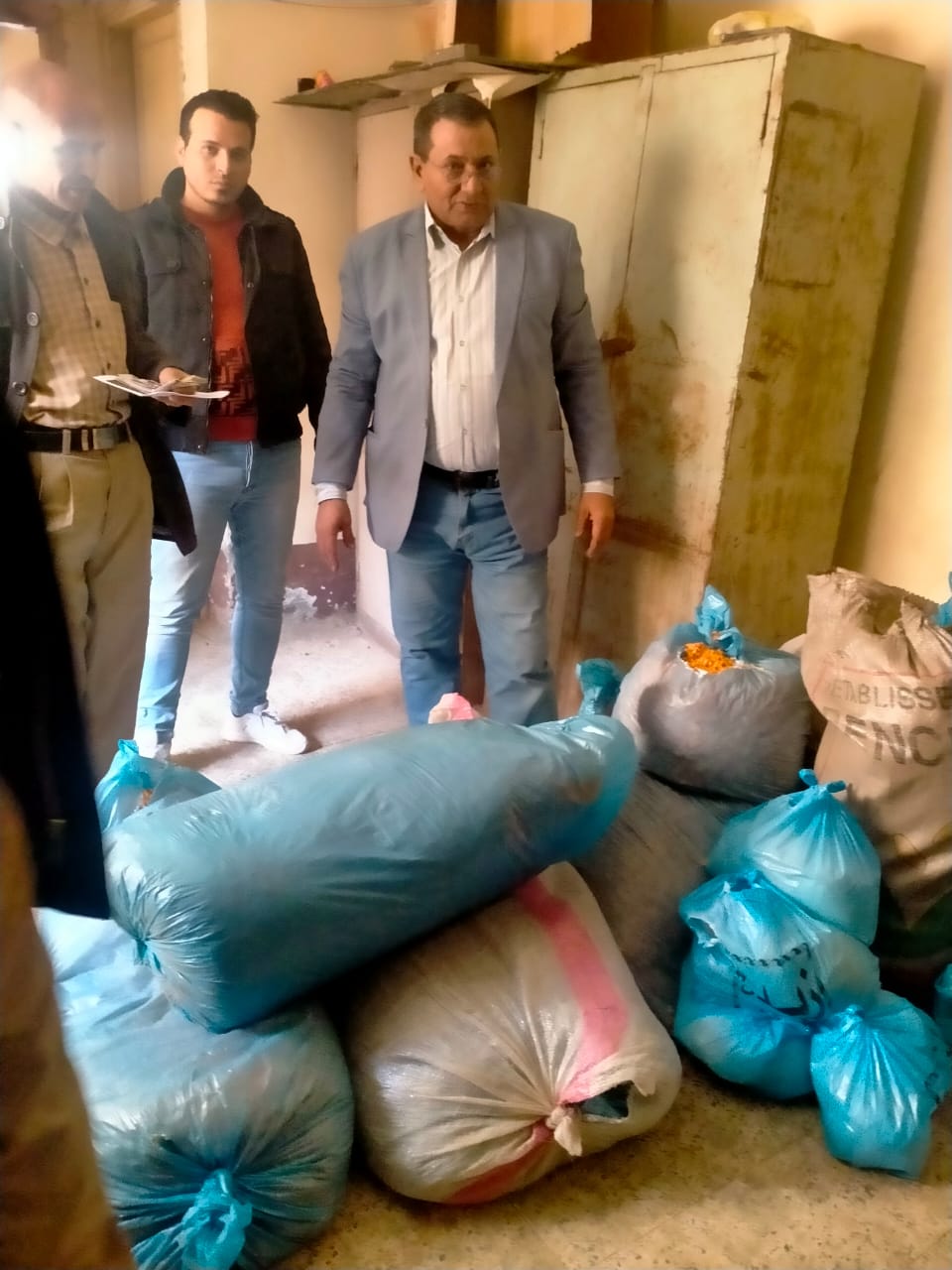 ضبط مخلفات شيبسي وباتيه منتهي الصلاحية أمام مدرسة في إهناسيا ببني سويف (3)