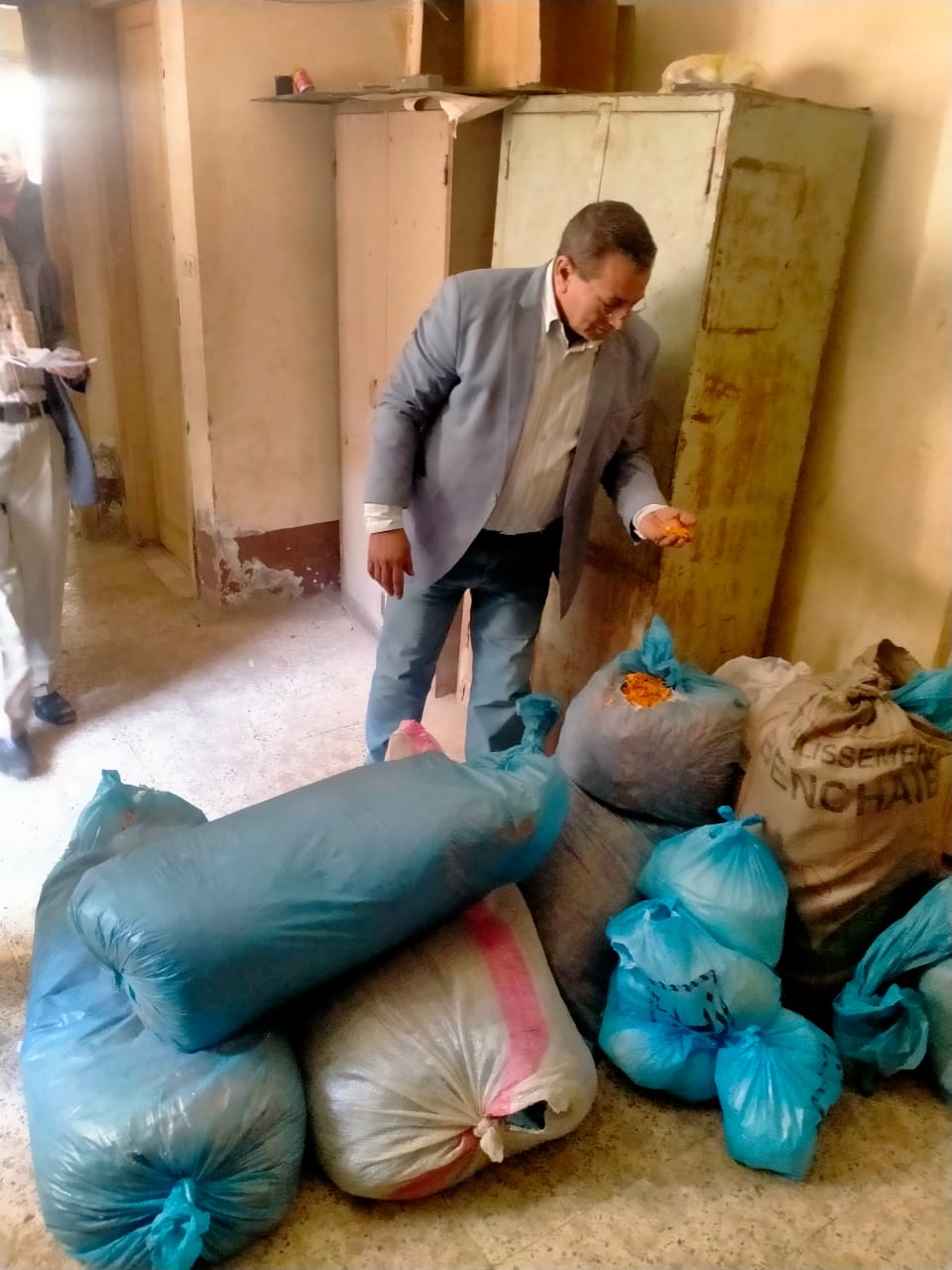 ضبط مخلفات شيبسي وباتيه منتهي الصلاحية أمام مدرسة في إهناسيا ببني سويف (4)