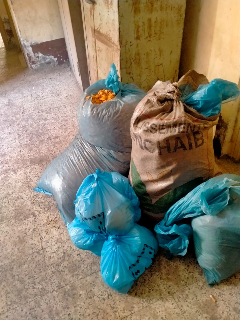 ضبط مخلفات شيبسي وباتيه منتهي الصلاحية أمام مدرسة في إهناسيا ببني سويف (5)