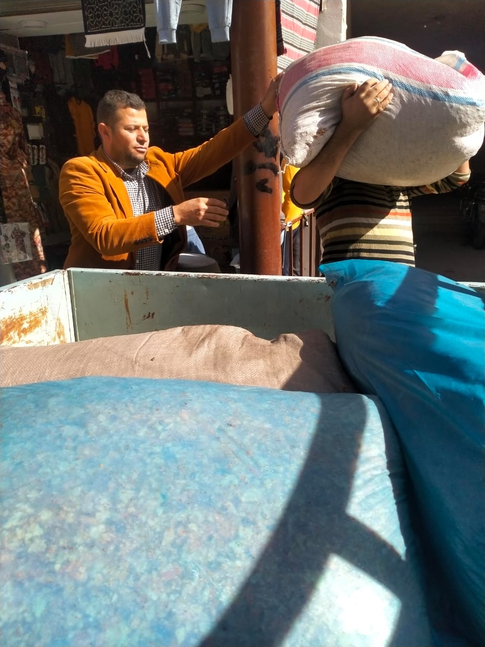 ضبط مخلفات شيبسي وباتيه منتهي الصلاحية أمام مدرسة في إهناسيا ببني سويف (7)