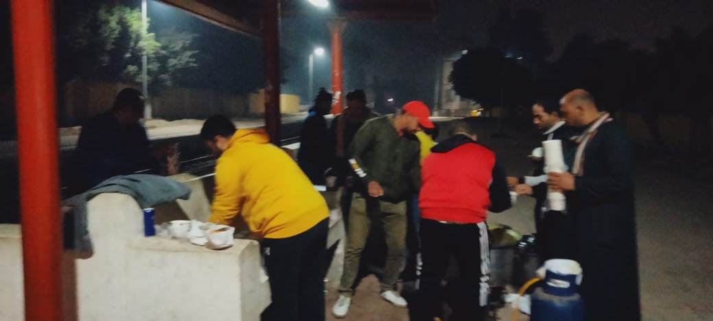 توزيع وجبات عدس على ركاب القطارات ببني سويف (1)