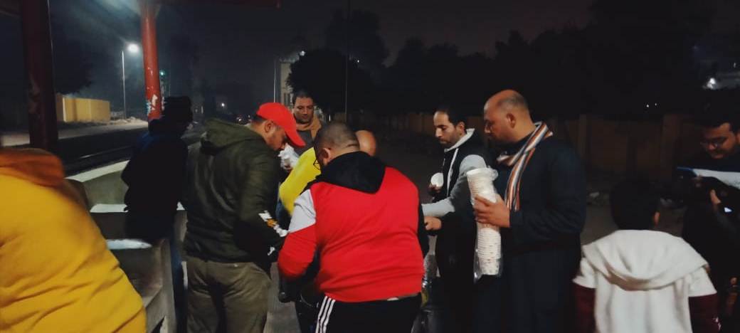 توزيع وجبات عدس على ركاب القطارات ببني سويف (3)