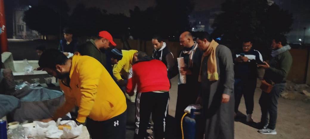 توزيع وجبات عدس على ركاب القطارات ببني سويف (4)