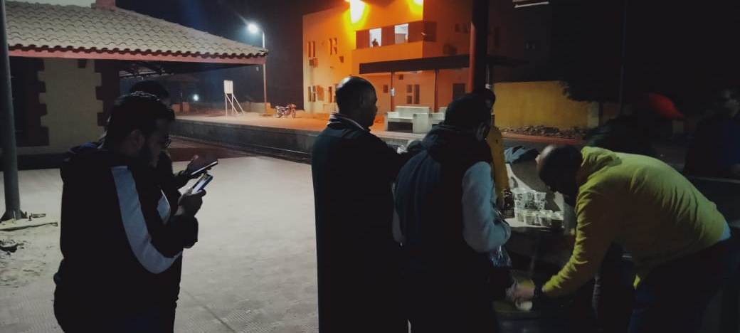 توزيع وجبات عدس على ركاب القطارات ببني سويف (5)