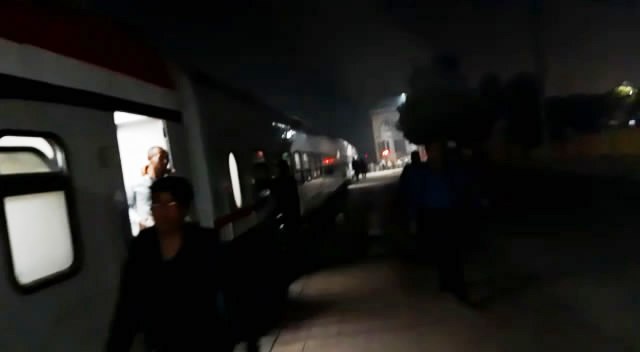 توزيع وجبات عدس على ركاب القطارات ببني سويف (7)