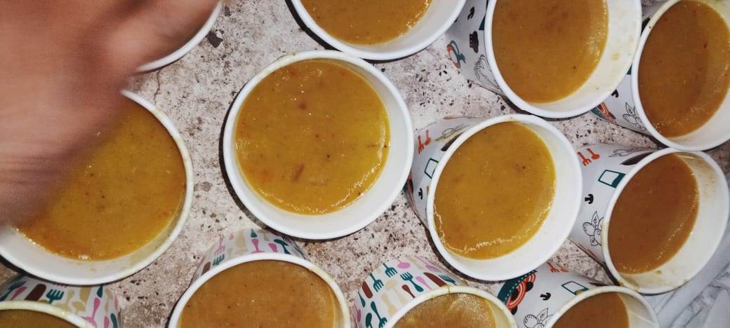 توزيع وجبات عدس على ركاب القطارات ببني سويف (8)