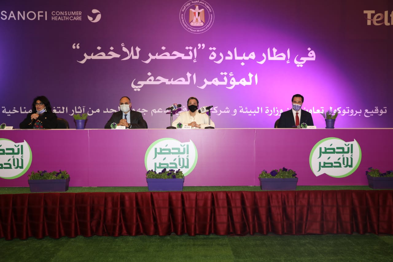 جانب من التوقيع 