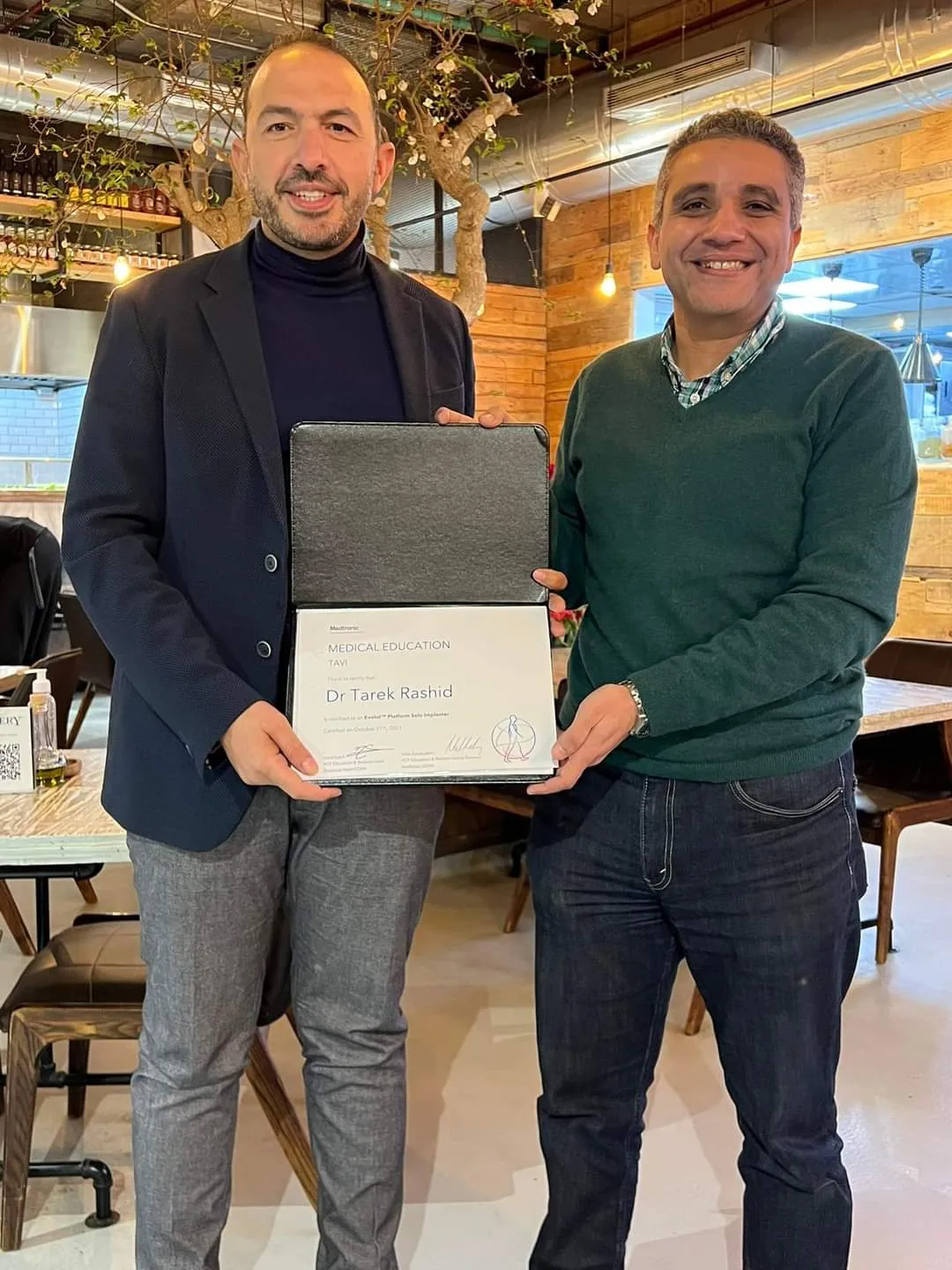 طبيب مصري يحصل على شهادة زراعة الصمام الأورطي بتقنية الـ