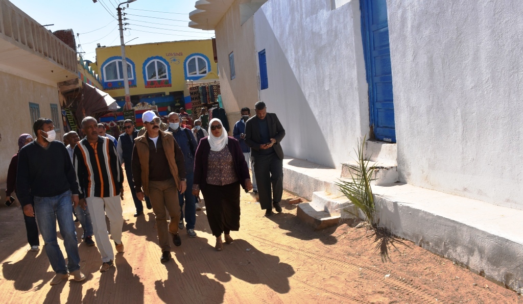 جولة لمحافظ أسوان
