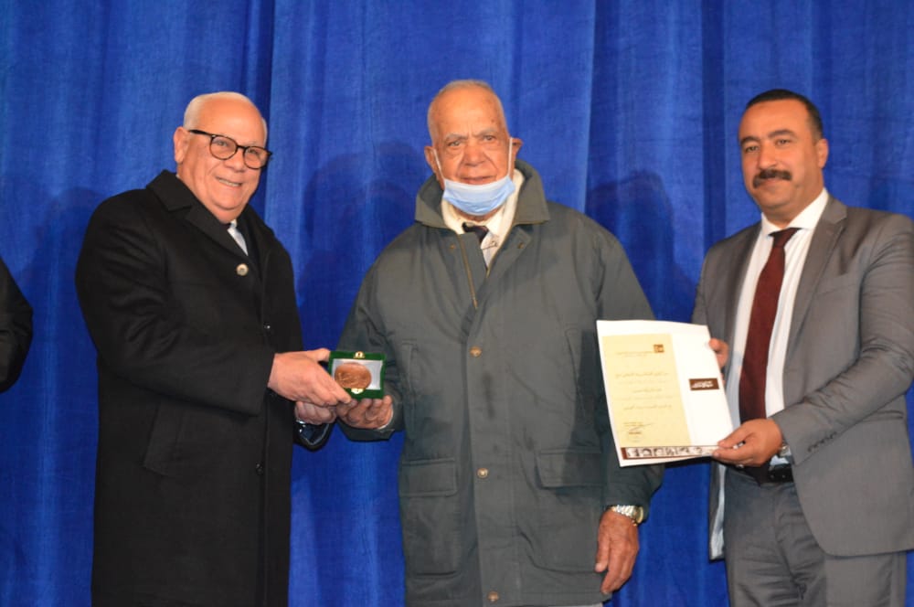 محافظ بورسعيد يكرم أبطال العدوان الثلاثي وأسرهم