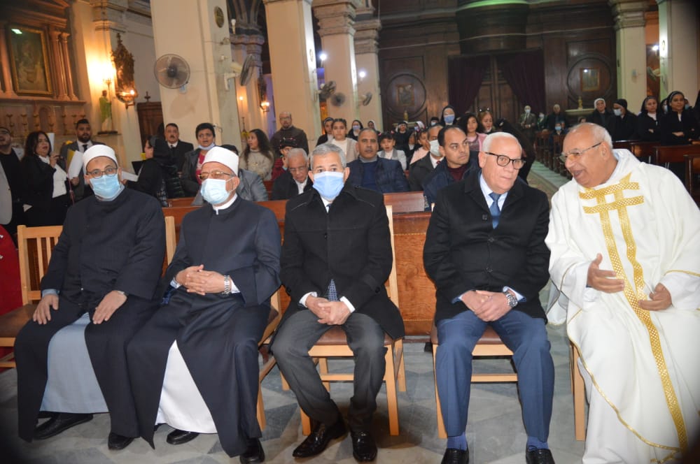 محافظ بورسعيد يزور الكنائس
