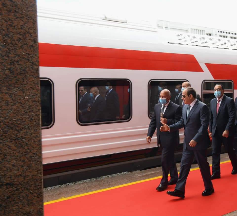 السيسي يتفقد القطارات الجديدة في محطة أسوان