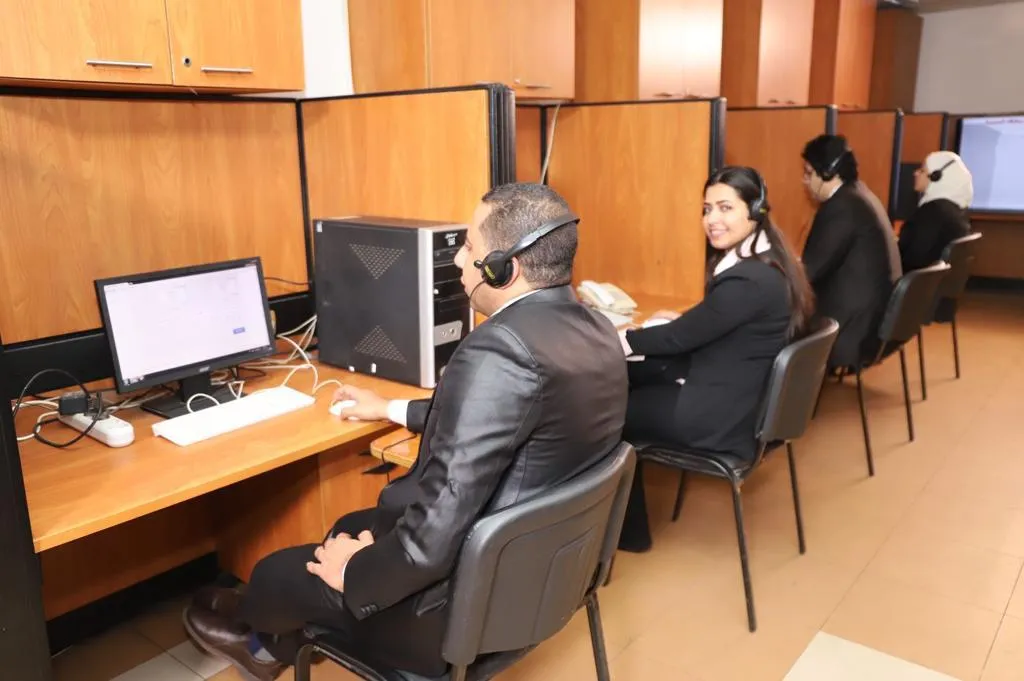 موظفي الخط الساخن لعلاج مرضى الإدمان 