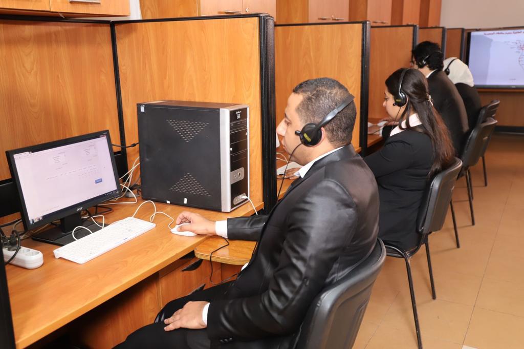 موظفي الخط الساخن لعلاج مرضى الإدمان 